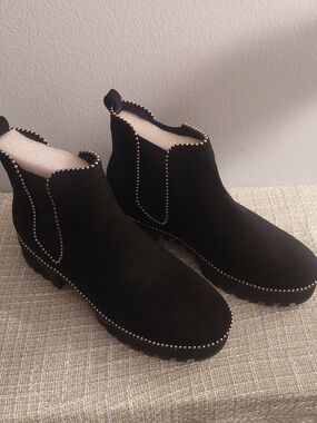 Women's Black Stud-Trim Chelsea Booties